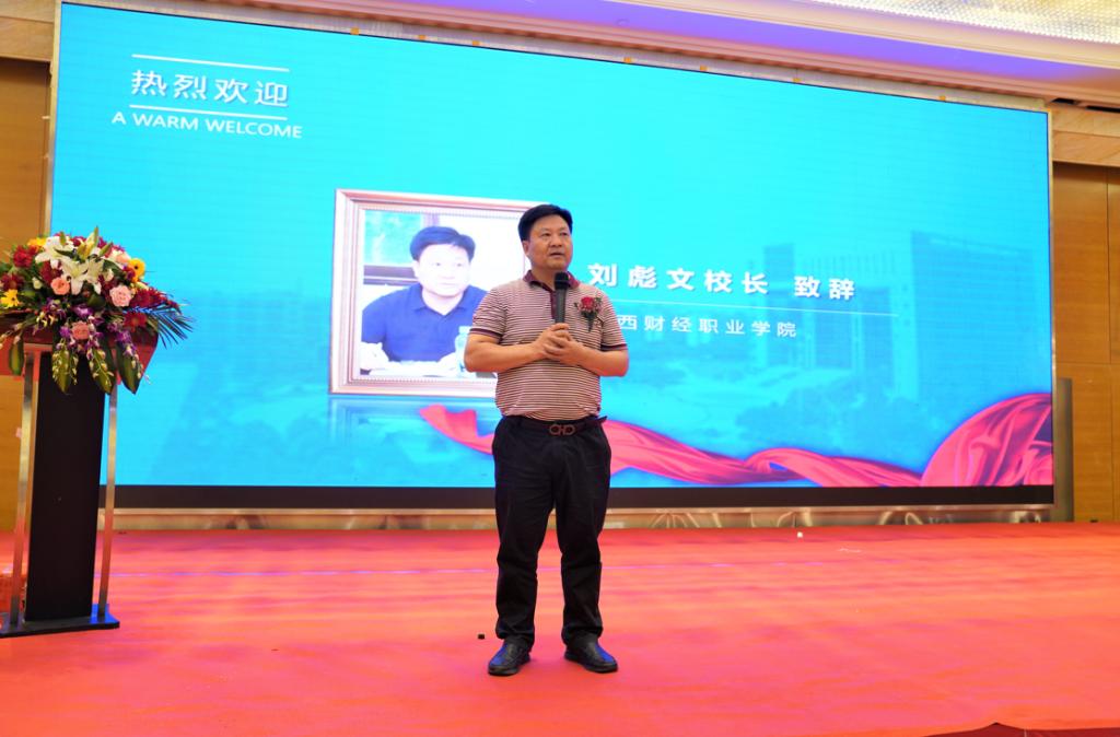 圖片包含 家具, 地毯, 男人, 站描述已自動(dòng)生成