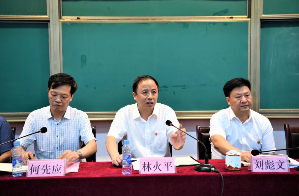 圖片包含 人, 桌子, 男人, 女人描述已自動(dòng)生成