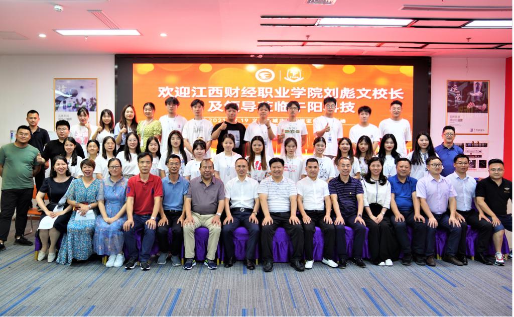 一群人站在一起合影中度可信度描述已自動生成