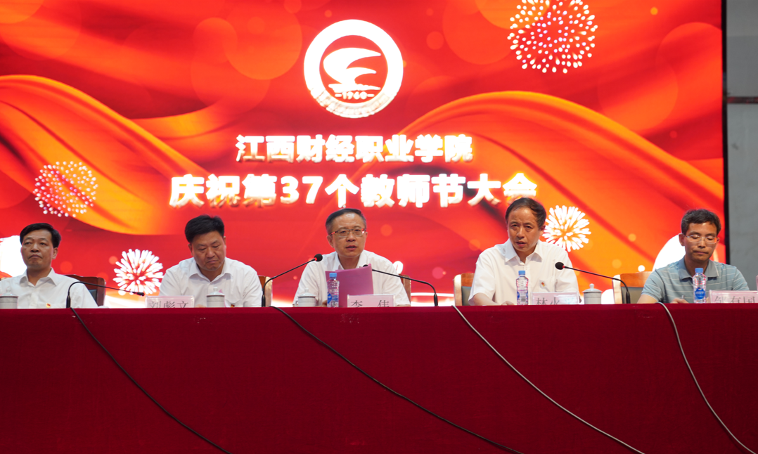 人們在看臺上低可信度描述已自動生成