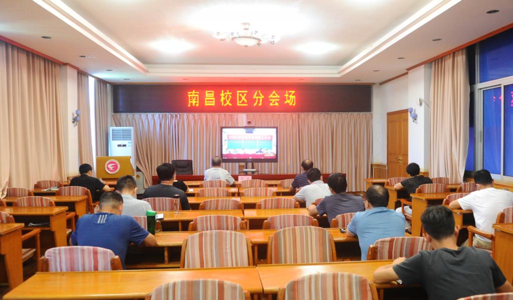 房間里的餐廳描述已自動(dòng)生成