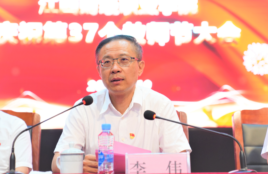 圖片包含 桌子, 人, 室內, 男人描述已自動生成