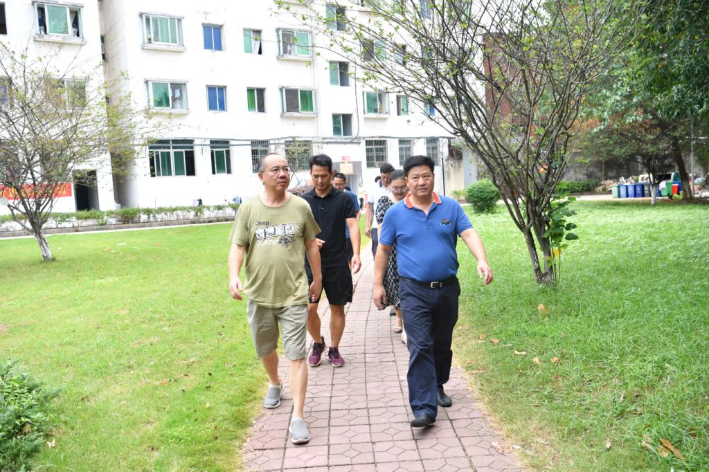 男人們站在草地上描述已自動生成