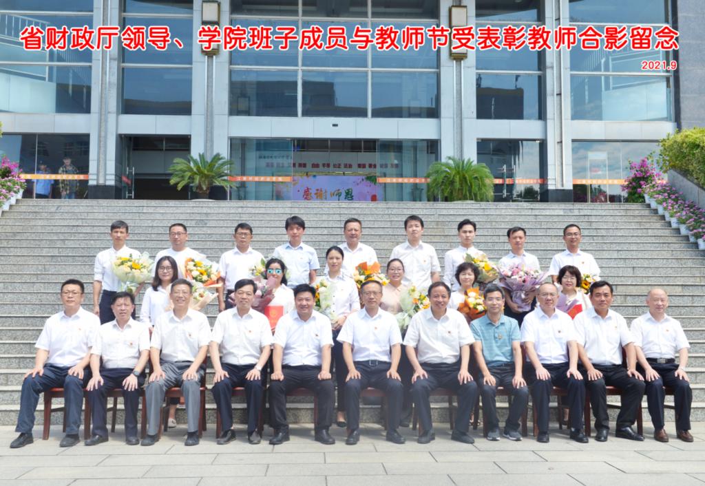 一群人站在一起描述已自動生成