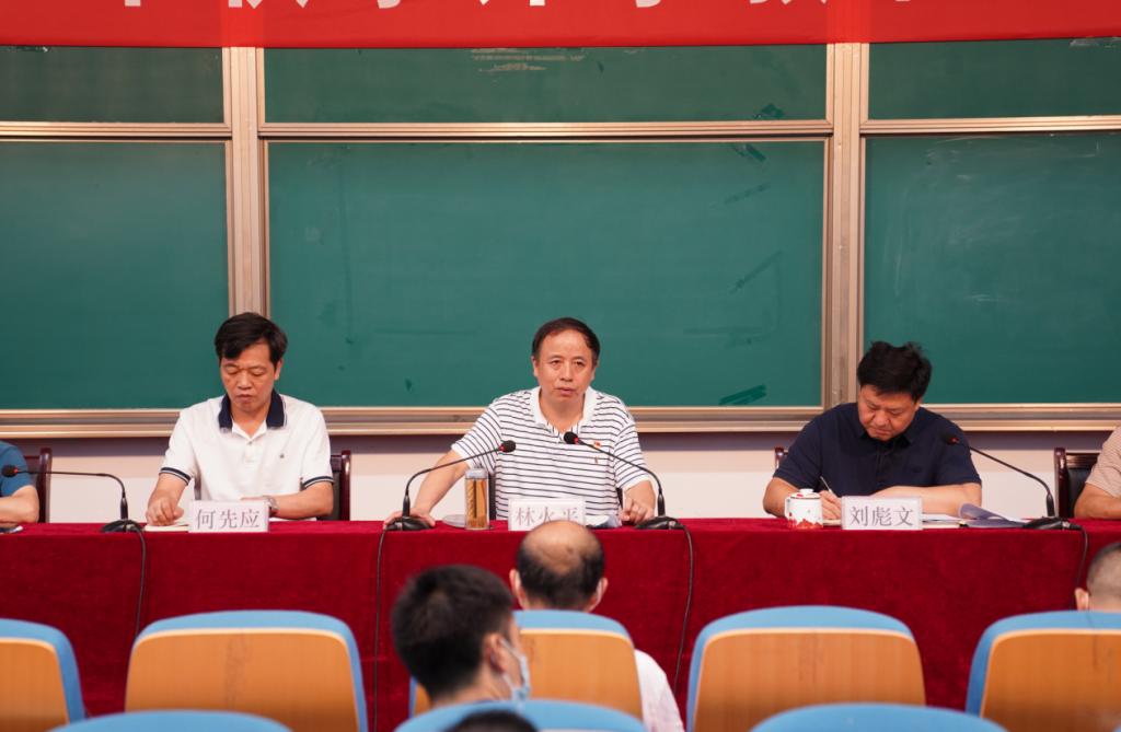 一群人在餐廳里低可信度描述已自動(dòng)生成